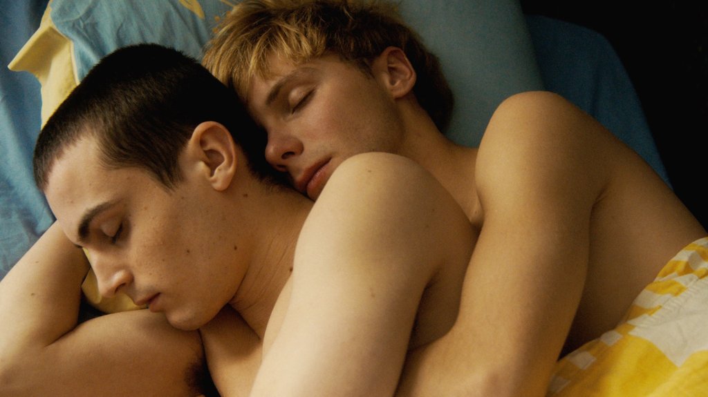 Lie With Me Review - Thomas and Stéphane enjoy a summer of first love